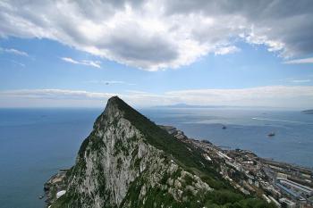 Геркулесовы столбы - Гибралтарская скала (на переднем плане) и горы Северной Африки (на заднем).jpg