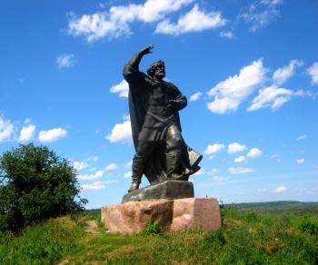 Фото 6.  Новгород-Северский. Скульптура Бояна на замковой горе..JPG