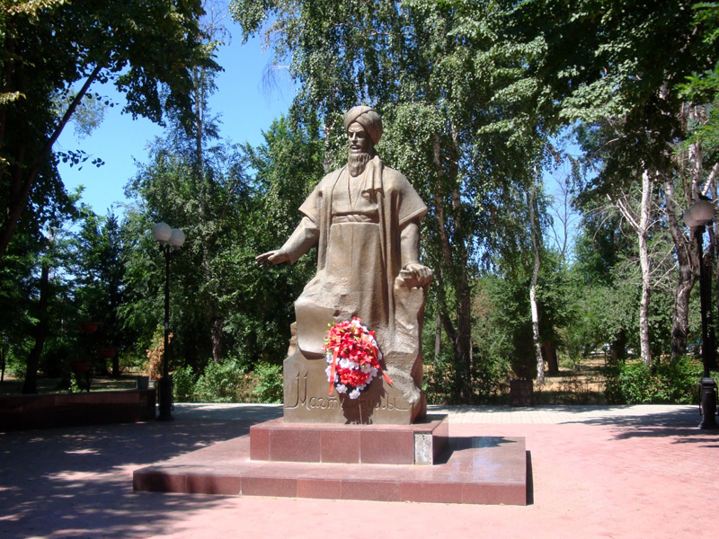 Памятник Махтумкули в Астрахани.jpg