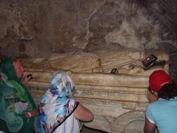 3. Саркофаг святителя Николая в Демре.jpg