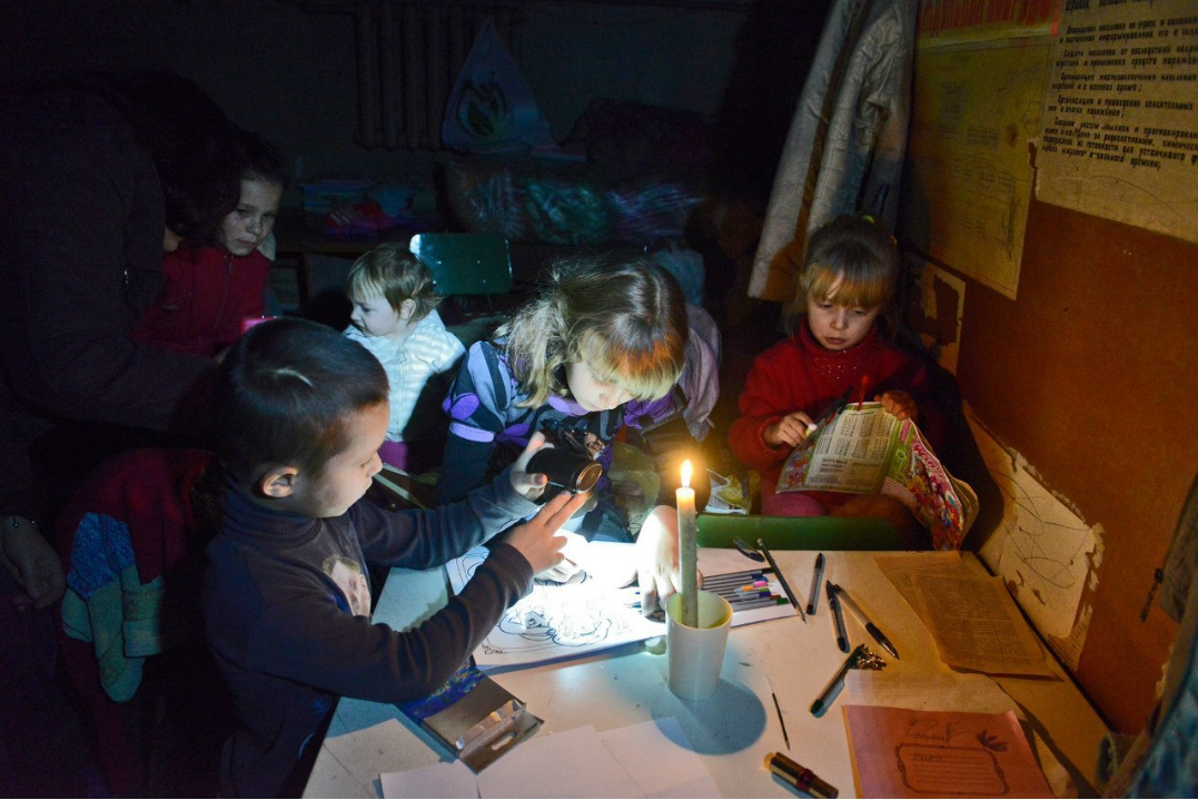 Донбас врйна дети в подвале. Дети Донбасса прячутся в подвале.