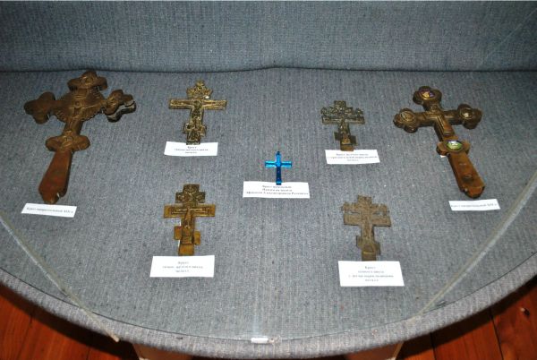 Музей-усадьба. Кресты, обнаруженные при раскопках