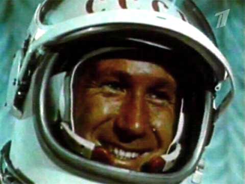 «Космонавт Леонов из ракеты к звёздам выходил на рандеву»