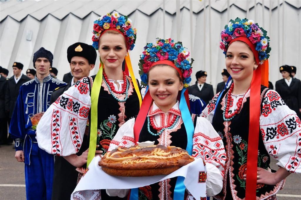 1 национальный украины. Украинский народ. Украинки с хлебом солью. Украина хлеб соль. Разные народы Украины.