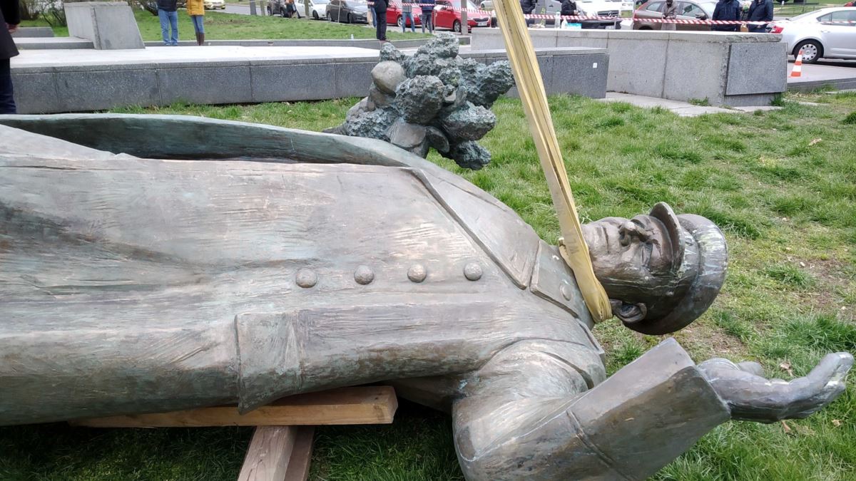 Как наследники предателей снесли памятник маршалу Коневу