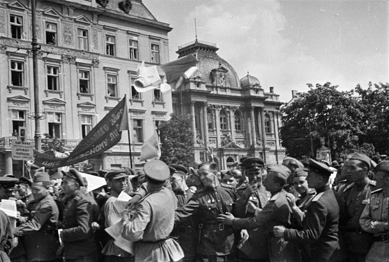 Как Красная Армия освободила Львов от немцев и не отдала его польским националистам-антисоветчикам