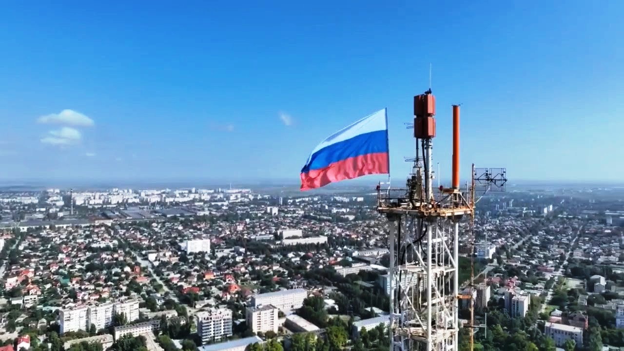 Эвакуация и российский флаг над Херсоном