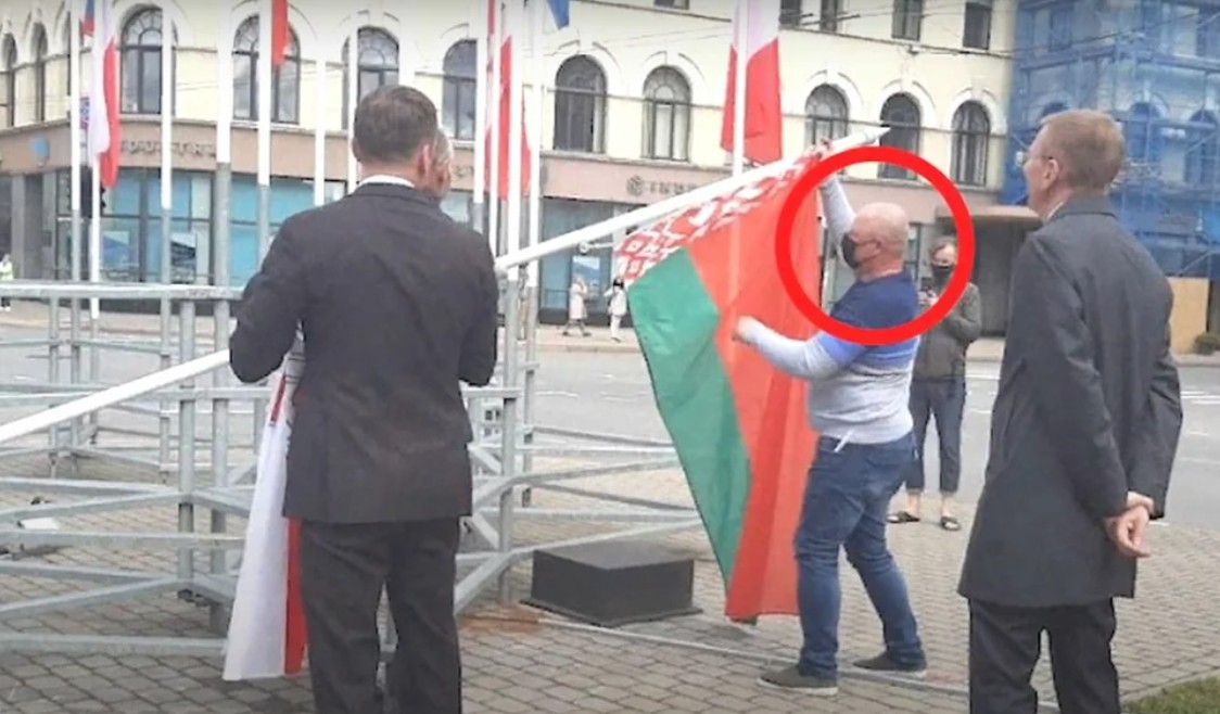 Кто на самом деле снял в Риге флаг Беларуси?